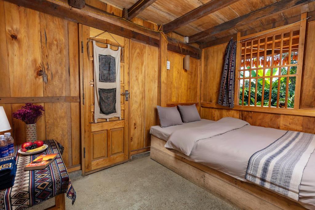 Sử dụng đồ nội thất bằng gỗ giúp cân bằng không gian cho phòng ngủ homestay