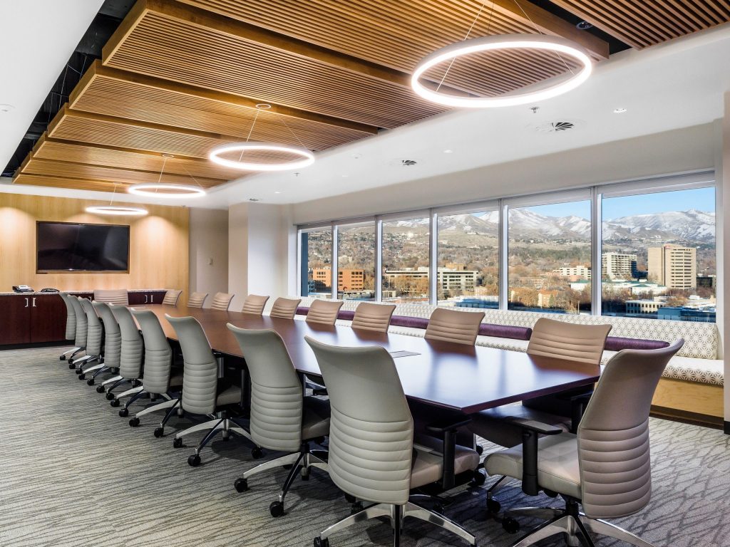 Phòng họp công ty phải bố trí đầy đủ các đồ nội thất cần thiết để cuộc họp diễn ra thuận lợi nhất