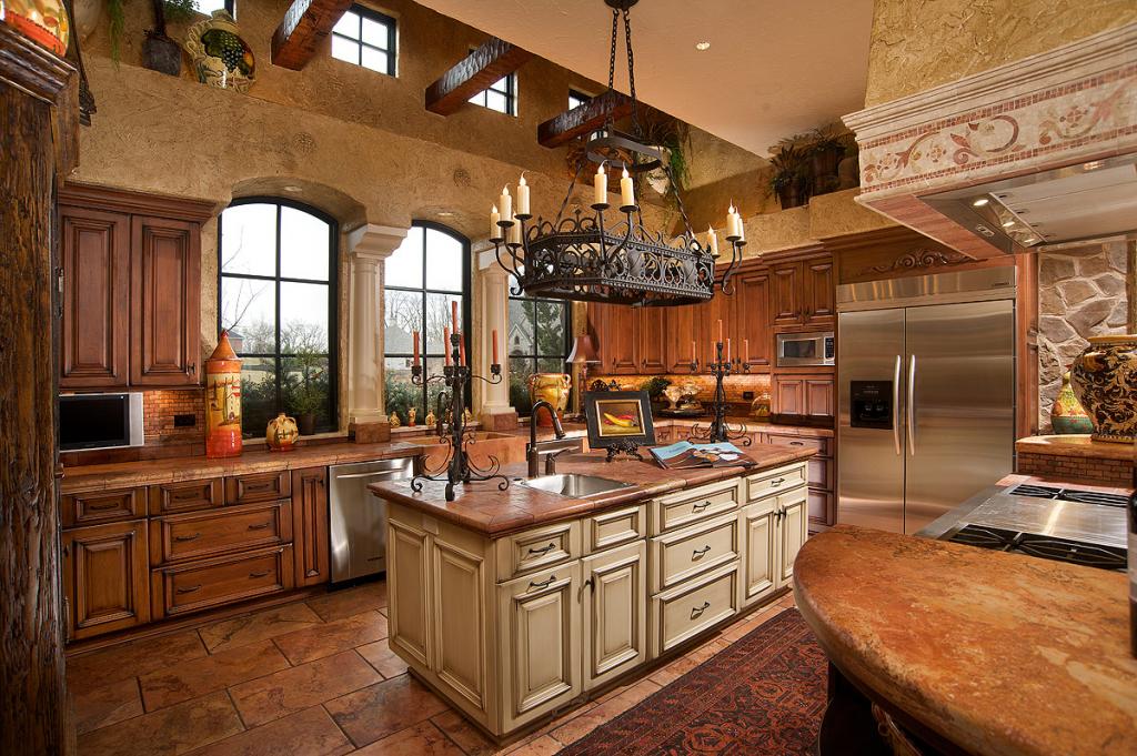 Phòng bếp biệt thự được thiết kế với màu nâu gỗ cổ điển mà ấm cúng