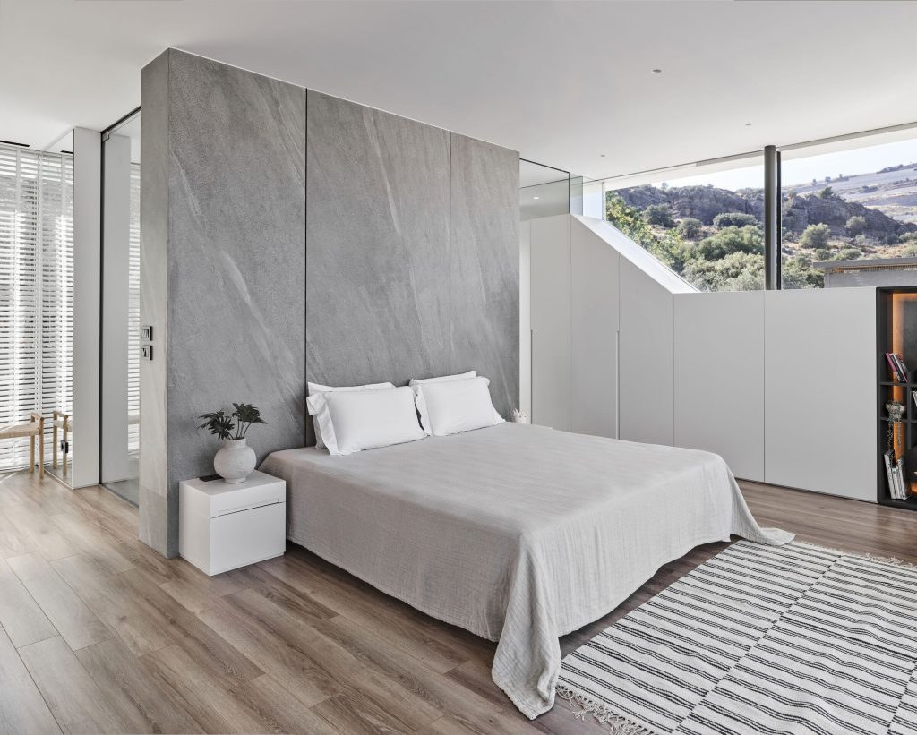 Phòng ngủ biệt thự hiện đại mang tone màu xám - trắng nhã nhặn