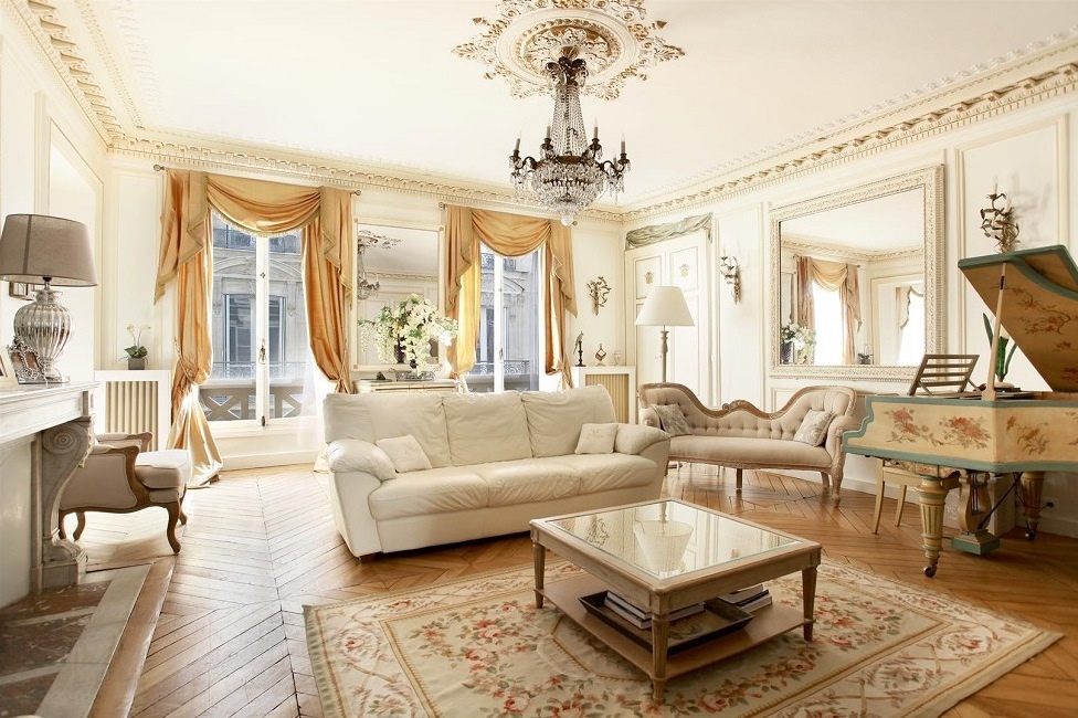 Đặc trưng dễ nhận biết nhất trong các biệt thự kiểu Pháp đó chính là đồ nội thất, được sử dụng mang họa tiết cầu kỳ, tỉ mỉ, mang đến không gian cổ kính, bề thế và xa hoa.
