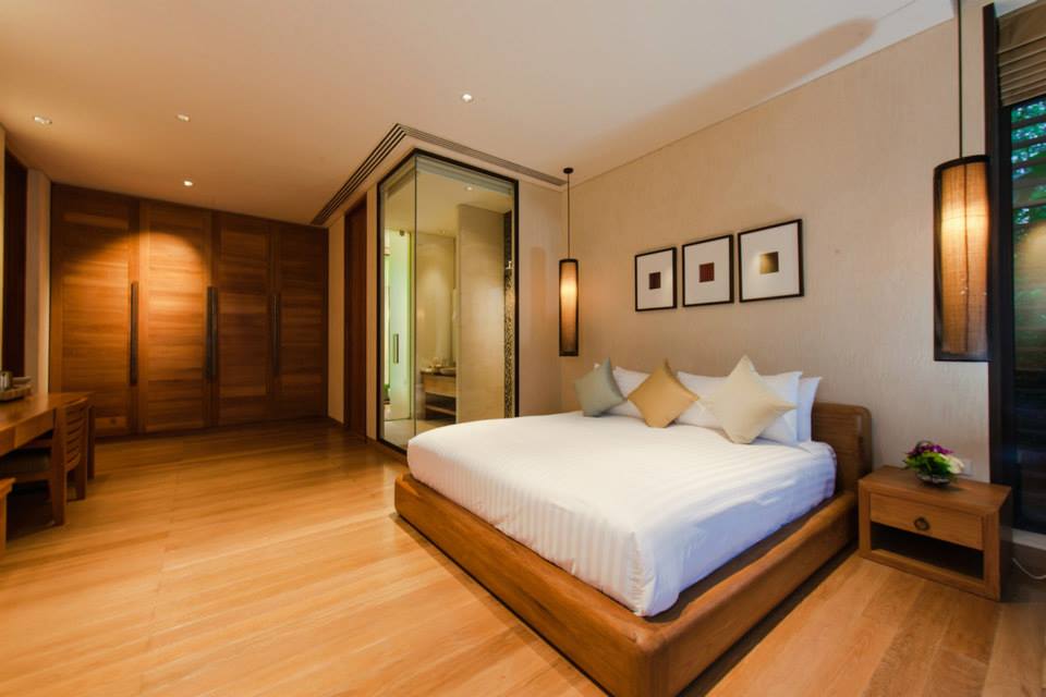 Không gian phòng ngủ biệt thự mái Thái được thiết kế với màu nâu gỗ mang đến cảm giác dễ chịu và thư giãn