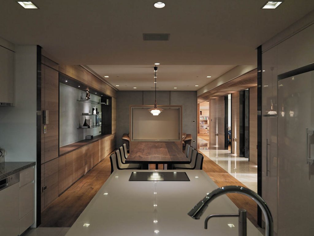 Phòng bếp sử dụng đồ nội thất bằng gỗ mang đến cảm giác ấm áp, gần gũi cho các thành viên trong gia đình