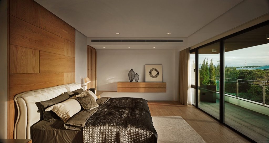 Phòng ngủ biệt thự sử dụng nội thất bằng gỗ mang mang đến không gian nghỉ ngơi thư giãn, dễ chịu