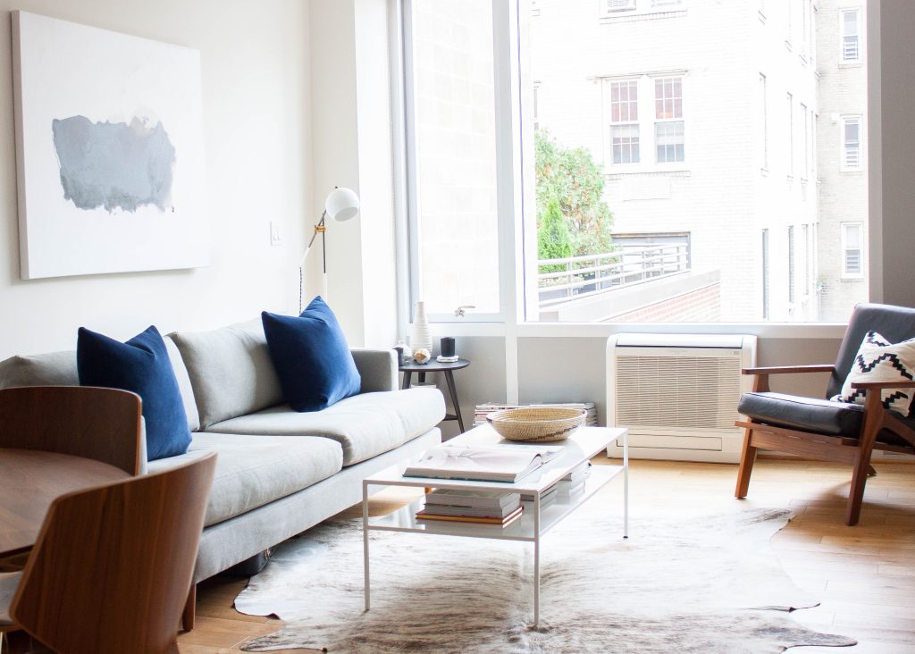 Lựa chọn nội thất có kích thước nhỏ gọn giúp không gian phòng khách rộng rãi hơn