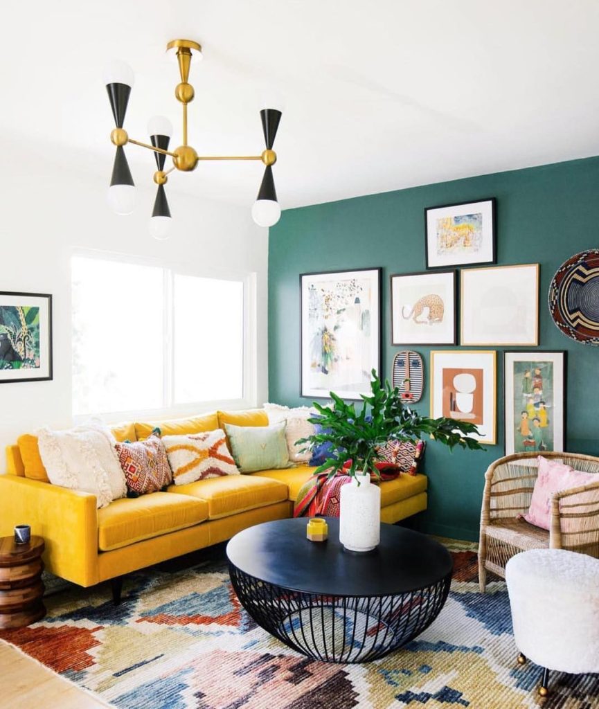 Sử dụng tranh treo tường màu sắc sẽ mang đến cảm giác vui tươi cho không gian phòng khách nhỏ