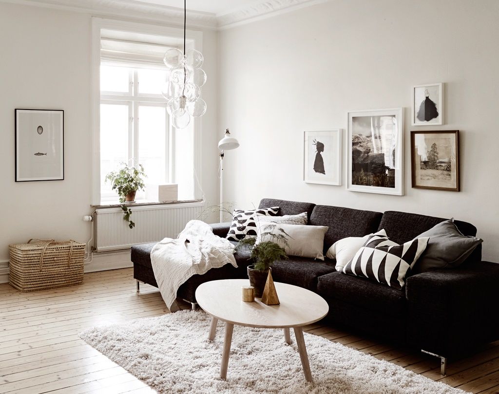 Kê sofa sát với tường sẽ giúp bạn tiết kiệm được diện tích trống cho phòng khách nhỏ