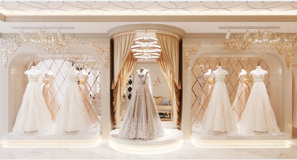 Để không gian trở nên lãng mạng và giúp cho bộ váy cưới khi diện lên mình cô dâu được lung linh nhất, đa phần các showroom ảnh viện thường sử dụng ánh sáng vàng, thay vì ánh sáng trắng.