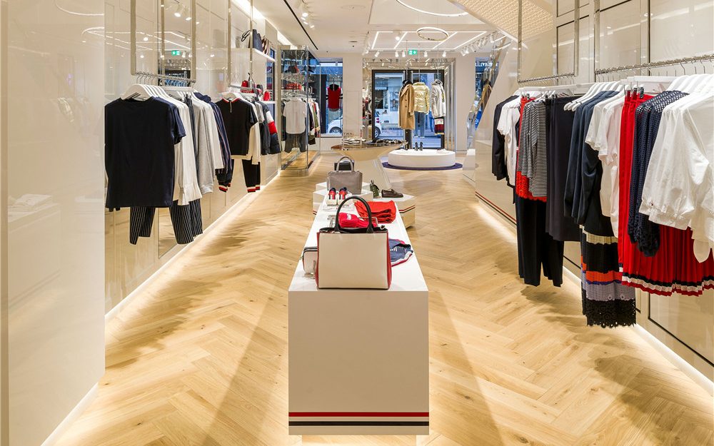 Các shop thời trang thường được thiết kế theo không gian mở để tiết kiệm diện tích và tăng trải nghiệm mua sắm cho khách hàng