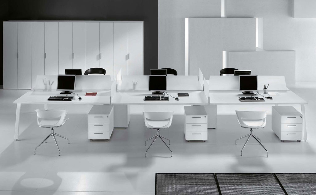 Màu sắc chủ đạo thường thấy trong kiểu văn phòng 40m2 phong cách tối giản là các gam màu trung tính như xám, đen, trắng. Đây là những gam màu nhẹ nhàng, thanh lịch mà nhã nhặn. Bàn ghế làm việc của nhân viên có thiết kế đơn giản, riêng bàn có tích hợp thêm ngăn kéo đựng tài liệu mang đến sự thuận tiện khi làm việc.