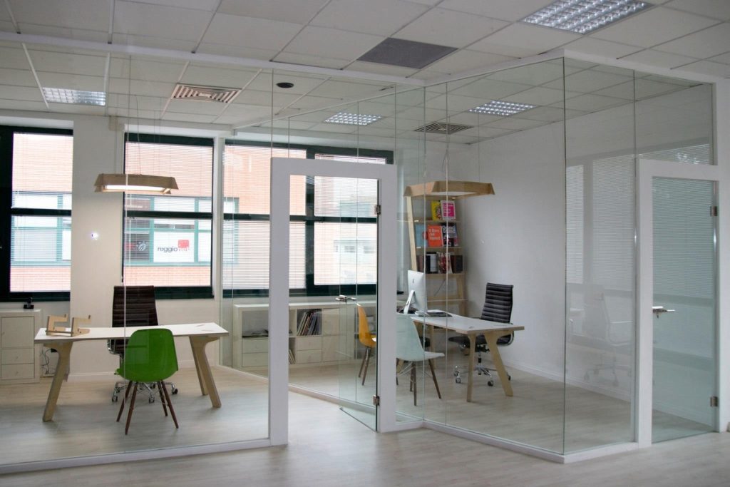 Văn phòng có diện tích nhỏ thường sử dụng vách ngăn bằng kính để tạo không gian riêng tư cho phòng của lãnh đạo công ty