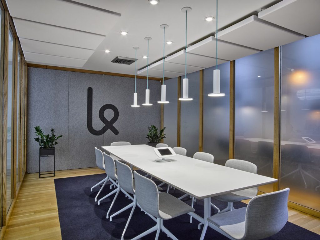 Các văn phòng diện tích nhỏ thường được thiết kế theo phong cách tối giản