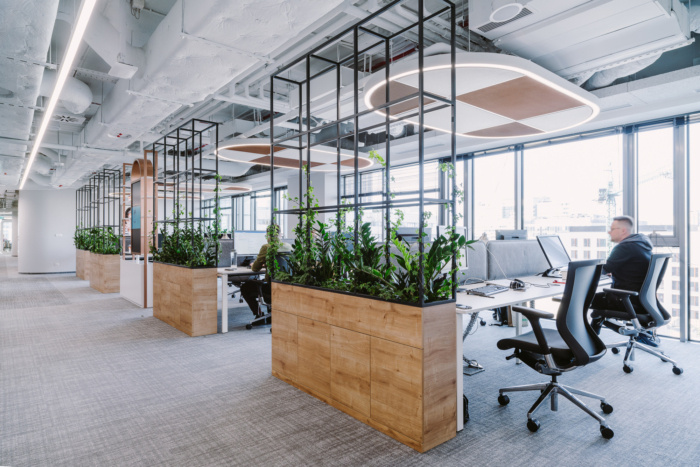 Phòng làm việc được bố trí thêm cây xanh tạo không gian thoáng đãng và thoải mái