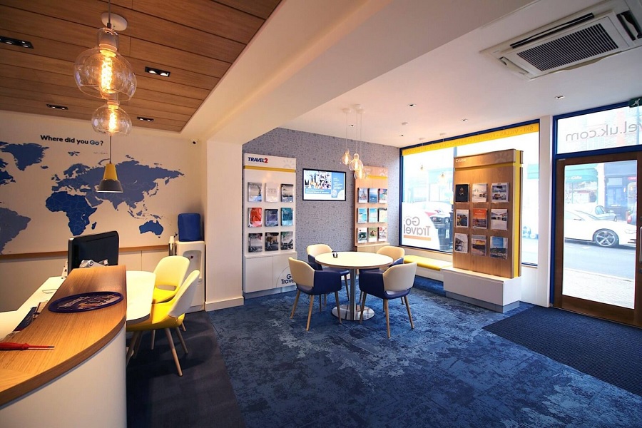 Thiết kế nội thất văn phòng công ty du lịch theo tone màu chủ đạo là màu xanh dương