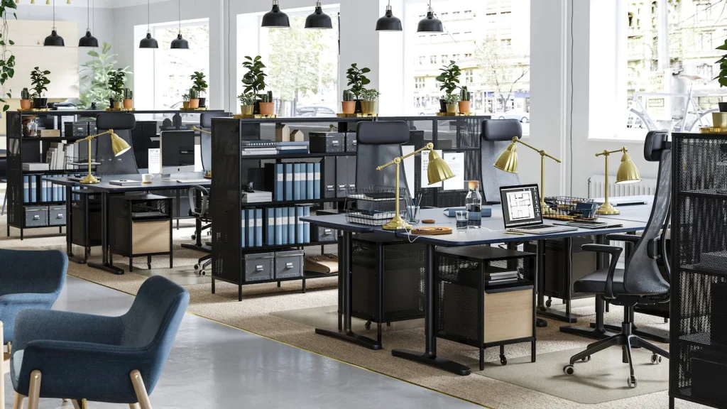 Mẫu văn phòng 50m2 được thiết kế với tone màu chủ đạo là màu đen mang đến phong cách vô cùng độc đáo và mới lạ. Các sản phẩm đồ nội thất trong văn phòng ghế ngồi được thiết kế đơn giản mà khỏe khoắn. Điểm nhấn của mẫu thiết kế này chính là đựng tài liệu được sử dụng làm vách ngăn tạo không gian riêng tư.