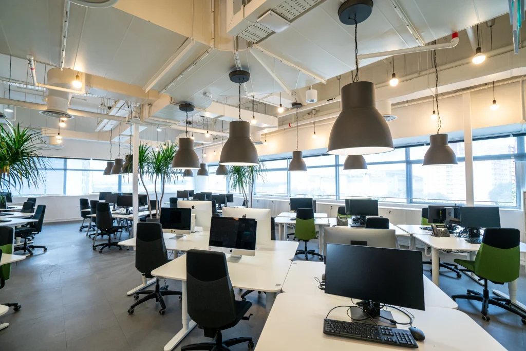 Mẫu văn phòng 60m2 này được thiết kế theo phong cách hiện đại. Đồ nội thất trong văn phòng có đường nét tinh tế và đẹp mắt. Hệ thống ánh sáng nhân tạo và tự nhiên được kết hợp hài hòa đảm bảo ánh sáng chiếu đến từng bàn làm việc.