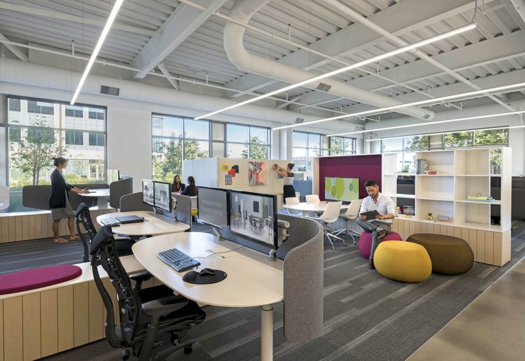 Văn phòng 60m2 này được thiết kế với phong cách hiện đại. Các khu vực được phân chia khoa học rõ ràng giúp cho không gian làm việc thoải mái và thuận tiện hơn