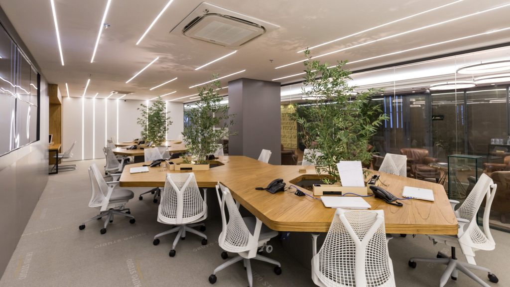Mẫu thiết kế văn phòng 30m2 thiết kế theo phong cách sáng tạo với điểm nhấn là những món đồ nội thất được thiết kế với đường nét phá cách mang đến một không gian làm việc sinh động, độc đáo, ấn tượng