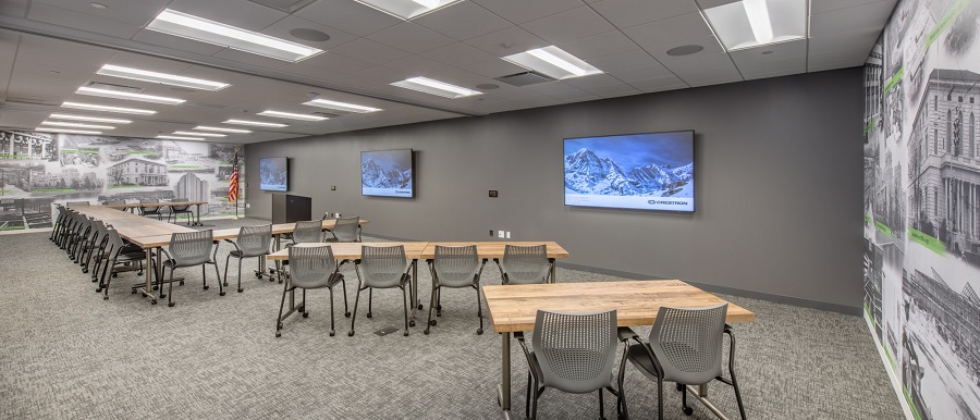 Phòng họp văn phòng có diện tích dưới 500m2 được thiết kế đơn giản nhưng đầy đủ tiện nghi cần thiết phục vụ cho cuộc họp diễn ra suôn sẻ nhất
