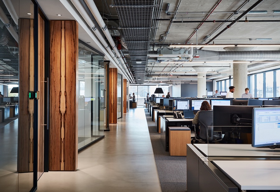 Với các văn phòng diện tích lớn việc bố trí không gian làm việc cho nhân viên không bị hạn chế, các công ty có thể thoải mái theo đuổi phong cách thiết kế mà mình yêu thích