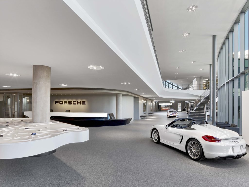 Mẫu thiết kế nội thất showroom ô tô của hãng Porsche với tone trắng sang trọng mà tinh tế