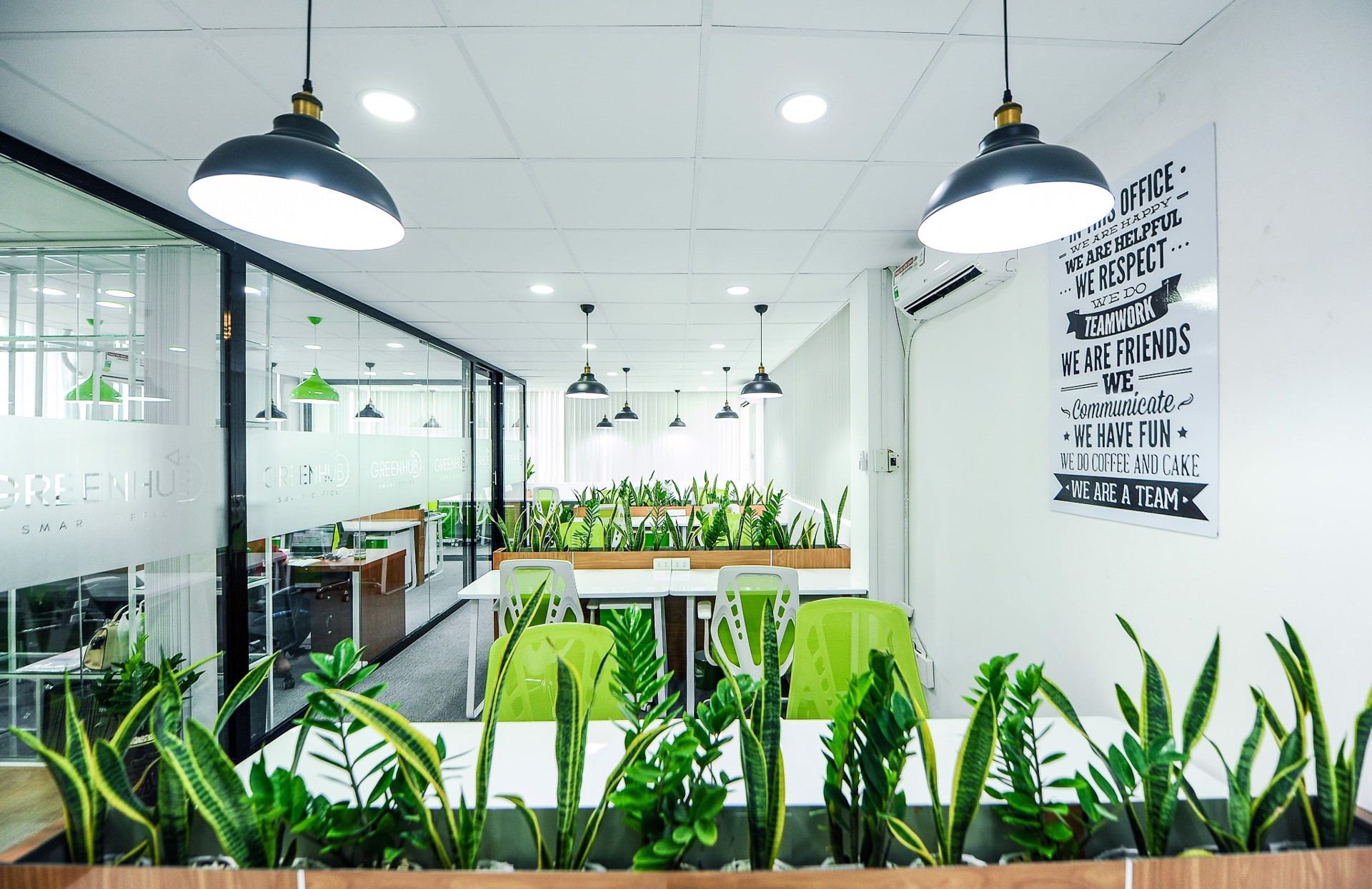 Để kiến tạo không gian xanh bạn có thể bố trí các cây cảnh đặt ở góc văn phòng hay trên bàn làm việc. 